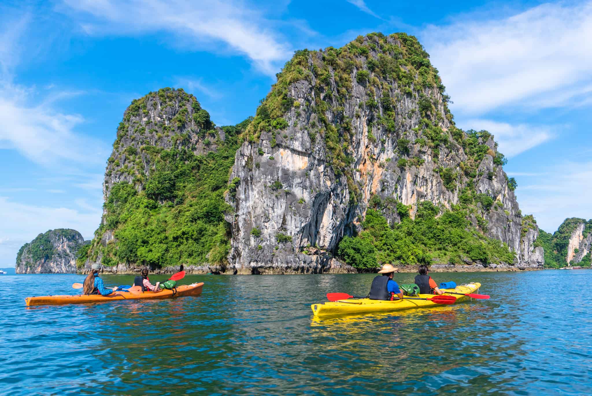 /upload/images/kayaking-in-halong-bay.jpg
