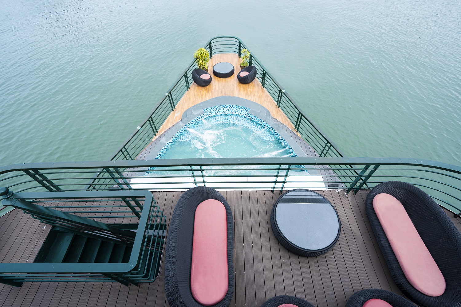 /upload/images/outdoor-pool-pegasus-cruise.jpg